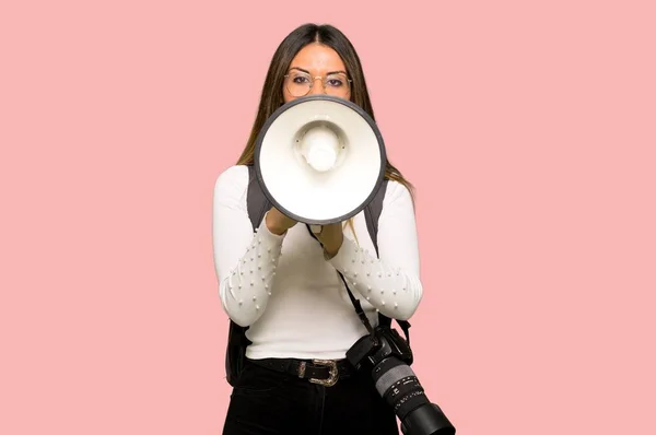 Joven Fotógrafa Gritando Través Megáfono Sobre Fondo Rosa Aislado — Foto de Stock