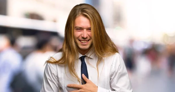 Blond Zakenman Met Lange Haren Veel Glimlachen Terwijl Zetten Handen — Stockfoto