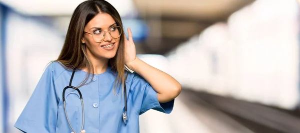 Giovane Infermiera Che Ascolta Qualcosa Mettendo Mano All Orecchio Ospedale — Foto Stock