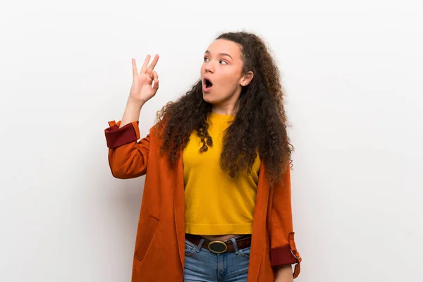 Adolescente Chica Con Abrigo Sorprendido Mostrando Signo —  Fotos de Stock