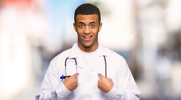 Młodzieniec Afro Amerykański Lekarz Niespodzianka Wyraz Twarzy Zewnątrz — Zdjęcie stockowe