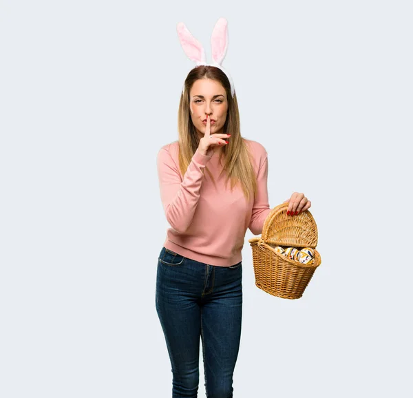 Молода Жінка Кролячих Вухах Великодні Канікули Показує Знак Тиші Жест — стокове фото