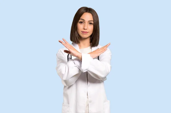 Jovem Médico Mulher Fazendo Gesto Fundo Azul Isolado — Fotografia de Stock