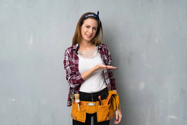 Artesãos Eletricista Mulher Apresentando Uma Ideia Enquanto Olha Sorrindo Para — Fotografia de Stock