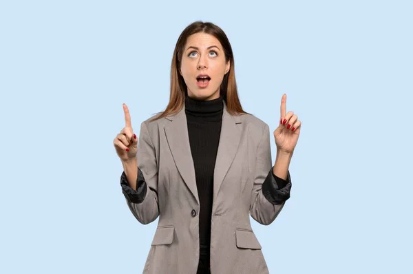 Mujer Negocios Sorprendida Señalando Hacia Arriba Sobre Fondo Azul Aislado —  Fotos de Stock