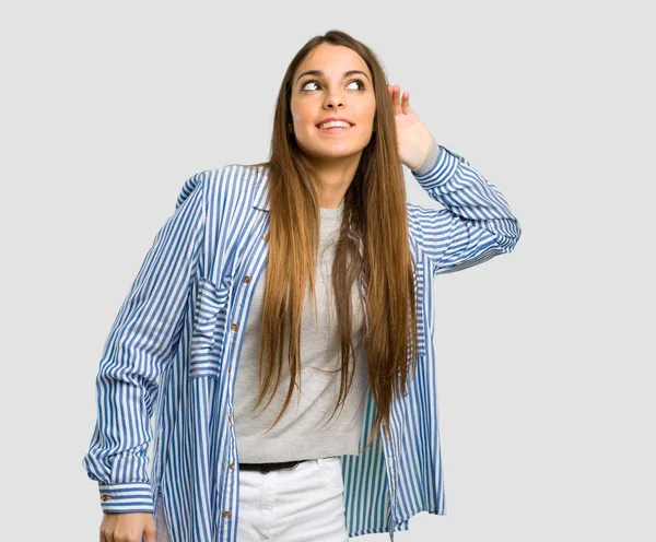 Chica Joven Con Camisa Rayas Escuchando Algo Poniendo Mano Oreja — Foto de Stock