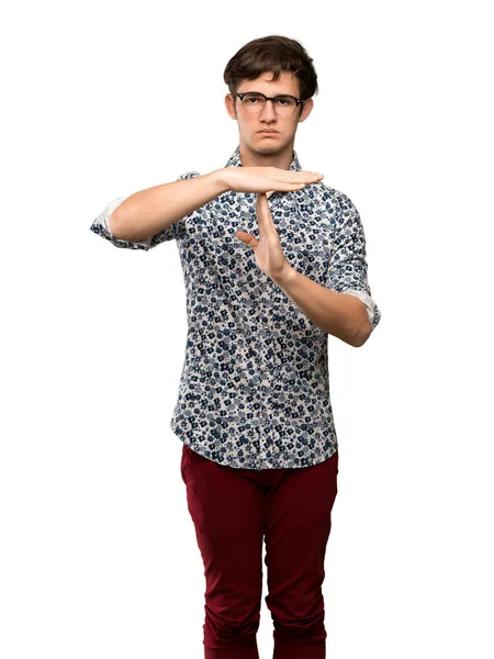 Adolescente Homem Com Flor Camisa Óculos Fazendo Tempo Fora Gesto — Fotografia de Stock