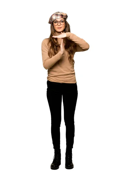 Повнометражний Знімок Молодої Жінки Беретом Роблячи Стоп Жест Рукою Щоб — стокове фото