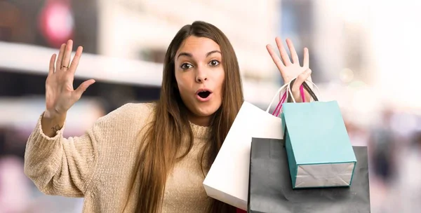 Chica Joven Con Bolsas Compras Contando Nueve Con Los Dedos — Foto de Stock