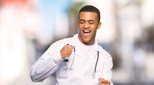 Unga Afro Amerikansk Man Läkare Njuta Dans Medan Lyssnar Musik — Stockfoto