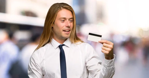 Empresário Loiro Com Cabelos Longos Segurando Cartão Crédito Surpreso Livre — Fotografia de Stock