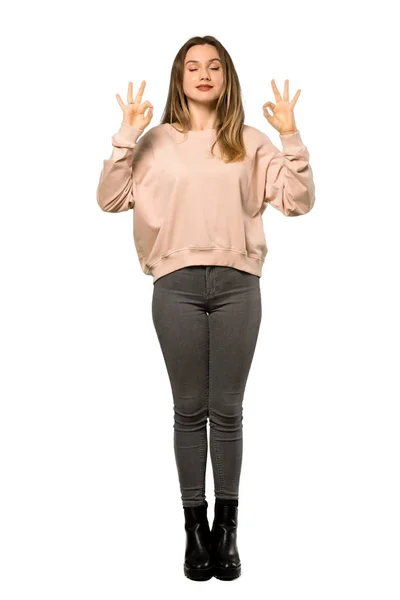 Eine Ganzkörperaufnahme Eines Teenagermädchens Mit Rosa Pullover Zen Pose Über — Stockfoto