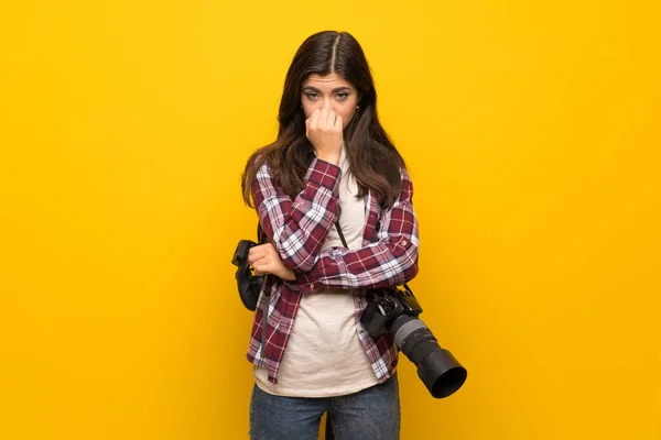 Fotógrafo Adolescente Chica Sobre Amarillo Pared Teniendo Dudas — Foto de Stock