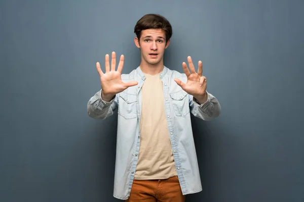 Hombre Adolescente Con Chaqueta Jean Sobre Pared Gris Contando Nueve — Foto de Stock