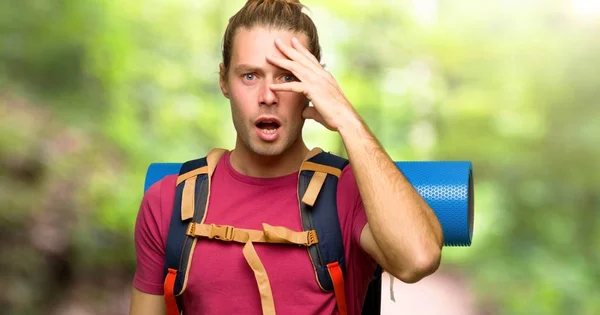 Escursionista Uomo Con Zaino Spalla Montagna Con Sorpresa Scioccato Espressione — Foto Stock