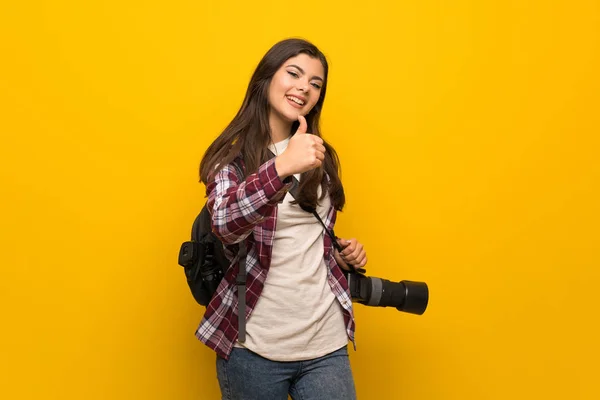 Çünkü Iyi Bir Şey Oldu Fotoğrafçı Genç Kız Ile Sarı — Stok fotoğraf