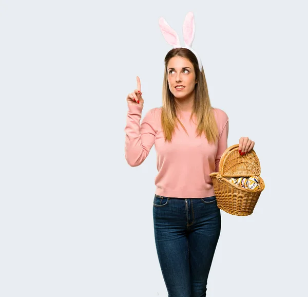 Junge Frau Mit Hasenohren Den Osterferien Der Absicht Die Lösung — Stockfoto