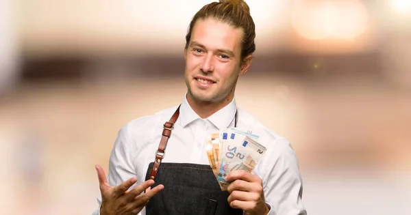 Kapper Man Een Schort Het Nemen Van Een Heleboel Geld — Stockfoto