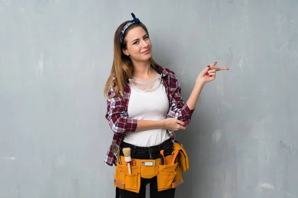 Artesãos Eletricista Mulher Apontando Dedo Para Lado — Fotografia de Stock