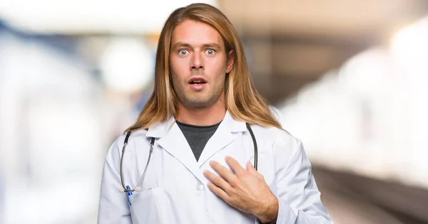 Доктор Человек Удивлен Шокирован Глядя Прямо Больницу — стоковое фото