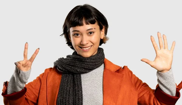 Capelli Corti Donna Con Cappotto Contando Sette Con Dita Fondo — Foto Stock