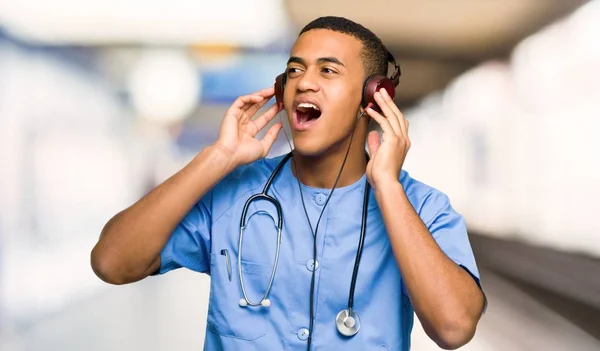 Cirujano Médico Escuchando Música Con Auriculares Hospital — Foto de Stock