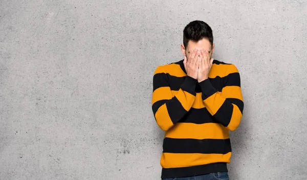 Bonito Homem Com Camisola Listrada Com Expressão Cansada Doente Sobre — Fotografia de Stock