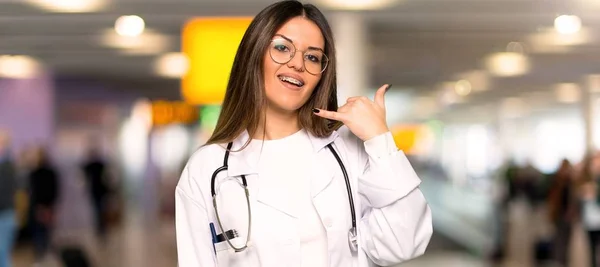 Young Doctor Woman Making Phone Gesture Call Back Sign Hospital — Stock Photo, Image