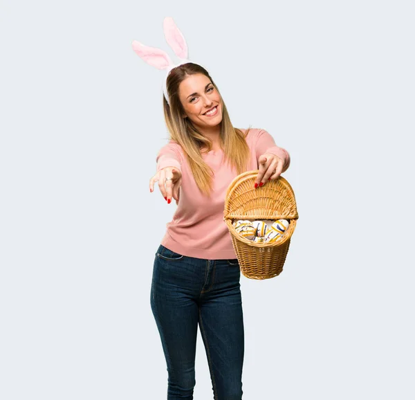 Junge Frau Mit Hasenohren Ostern Zeigt Mit Dem Finger Auf — Stockfoto
