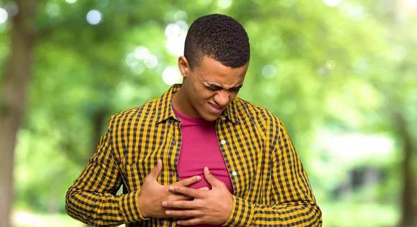 Genç Afro Amerikalı Adam Bir Parkta Kalbinde Bir Acı Çekiyor — Stok fotoğraf