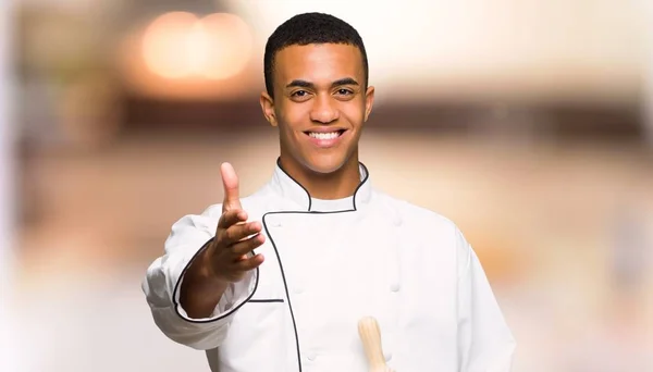 Jovem Afro Americano Chef Homem Apertando Mãos Para Fechar Bom — Fotografia de Stock