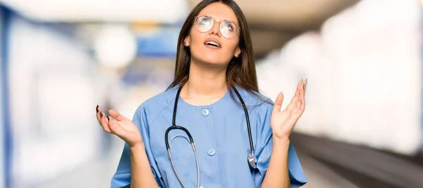 Jonge Verpleegster Gefrustreerd Door Een Slechte Situatie Een Ziekenhuis — Stockfoto