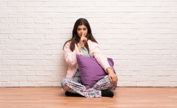 Adolescente Chica Pijama Mostrando Gesto Silencio Poniendo Dedo Boca — Foto de Stock