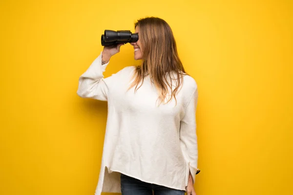 Blonde Woman Yellow Wall Looking Distance Binoculars — Stock Photo, Image