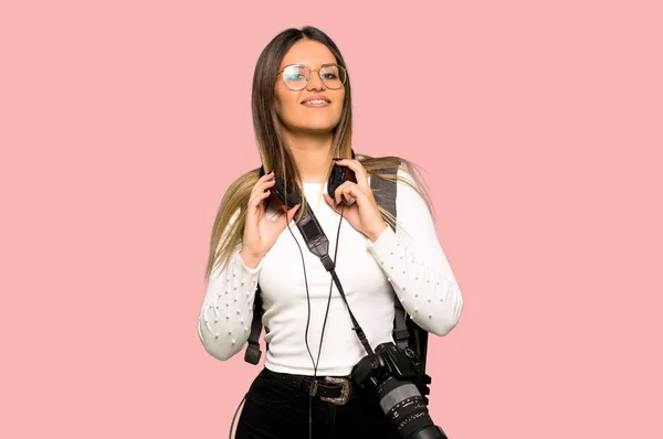Joven Fotógrafa Escuchando Música Con Auriculares Sobre Fondo Rosa Aislado —  Fotos de Stock