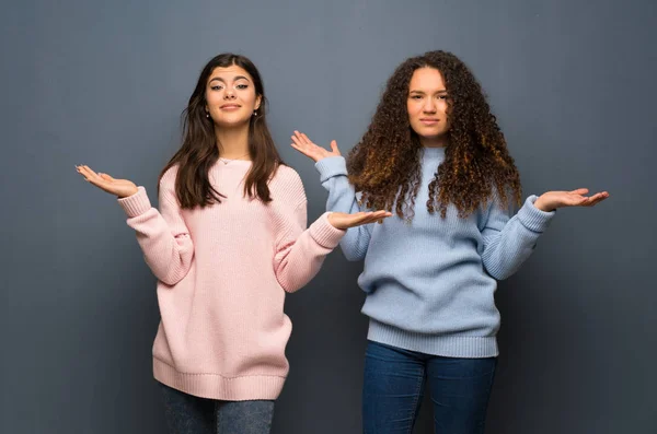 Adolescentes Amigos Infelices Porque Entienden Algo —  Fotos de Stock