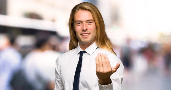 Blond Businessman Long Hair Inviting Come Hand Happy You Came — Stock Photo, Image