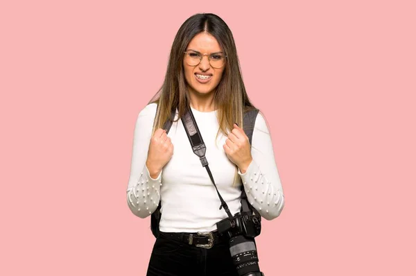 若い写真家女性分離ピンク背景に悪い状況でイライラ — ストック写真