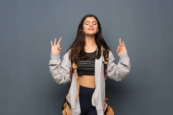 Teenager Mädchen Zen Pose Über Mauer — Stockfoto