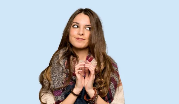 Jovem Hippie Mulher Planejando Algo Sobre Fundo Azul Isolado — Fotografia de Stock