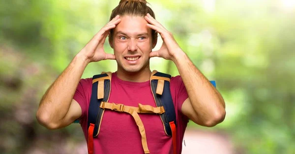 Hiker Man Med Mountain Backpacker Tar Händerna Huvudet Eftersom Har — Stockfoto