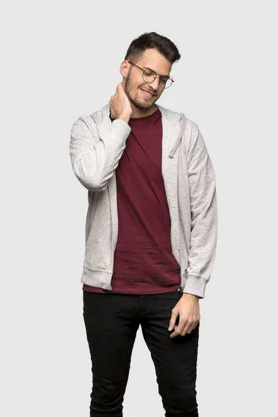 Man Met Sweatshirt Met Glazen Lachend Grijze Achtergrond — Stockfoto