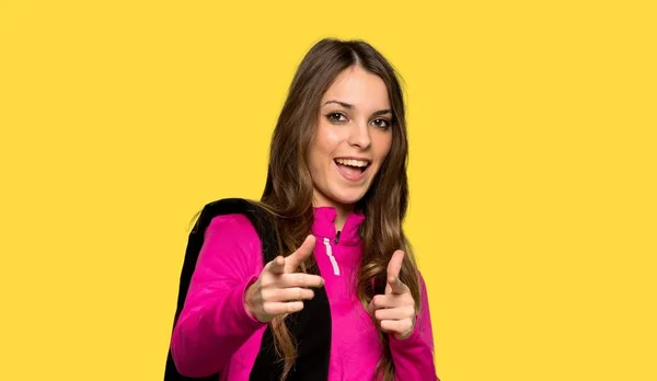 Joven Deportista Señalando Hacia Frente Sonriendo Sobre Fondo Amarillo Aislado —  Fotos de Stock