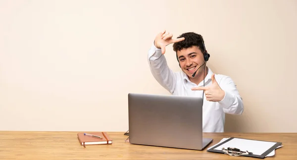 Telemarketer Man Focusing Face Framing Symbol — Stock Photo, Image