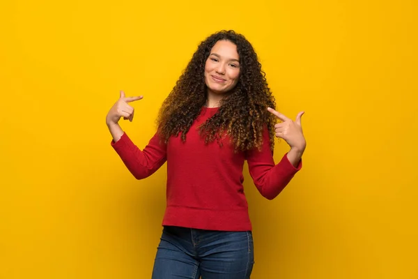 Adolescente Chica Con Suéter Rojo Sobre Pared Amarilla Orgulloso Auto —  Fotos de Stock