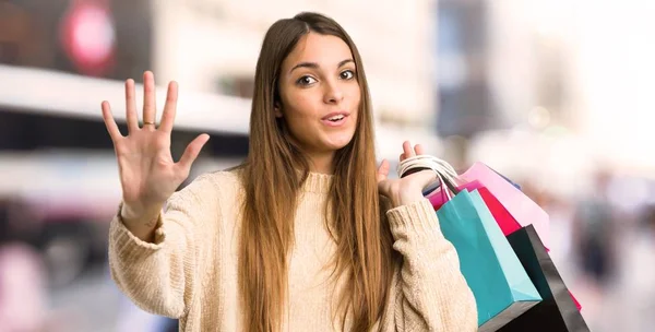 Chica Joven Con Bolsas Compras Contando Cinco Con Los Dedos — Foto de Stock