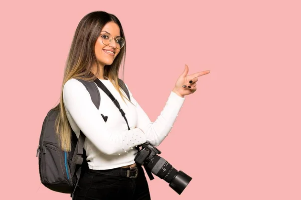 Genç Fotoğrafçı Kadın Işaret Eden Parmağa Yan Yan Pozisyonda Izole — Stok fotoğraf