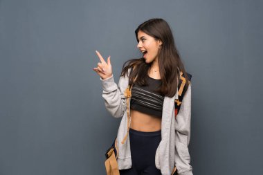 Genç Gezgin kız yüzünden yan duvar şaşırmış ve işaret parmak