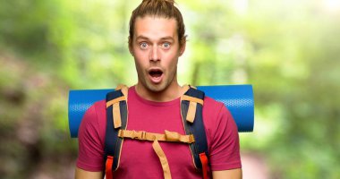 Sürpriz ve şok yüz ifadesi dağ dağ backpacker adamla uzun yürüyüşe çıkan kimse