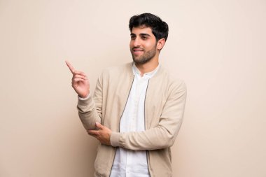 Yalıtılmış duvar işaret parmağı yanında genç adam